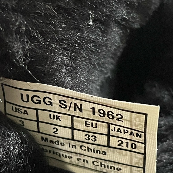 UGG Girls' Bailey Button Triplet II Boots - Picture 7 of 8